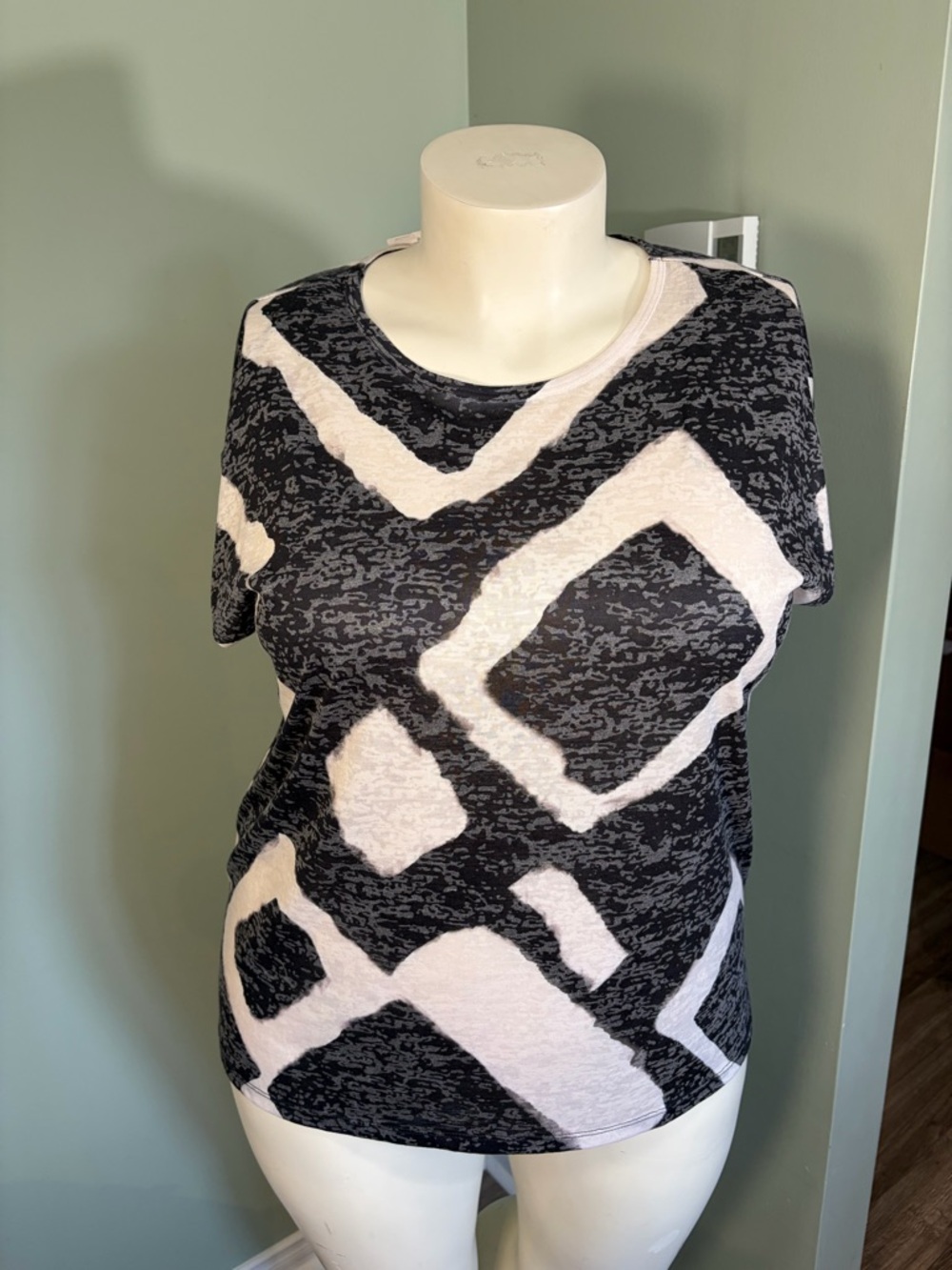 75. Laura Abstract Geometric Black & White Tee